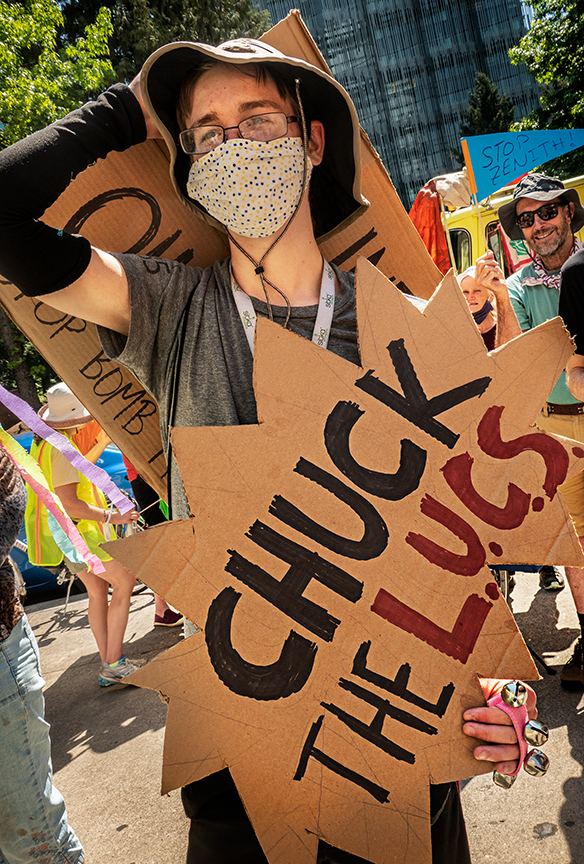 Activistas sosteniendo un cartel que dice "Chuck the LUCS".